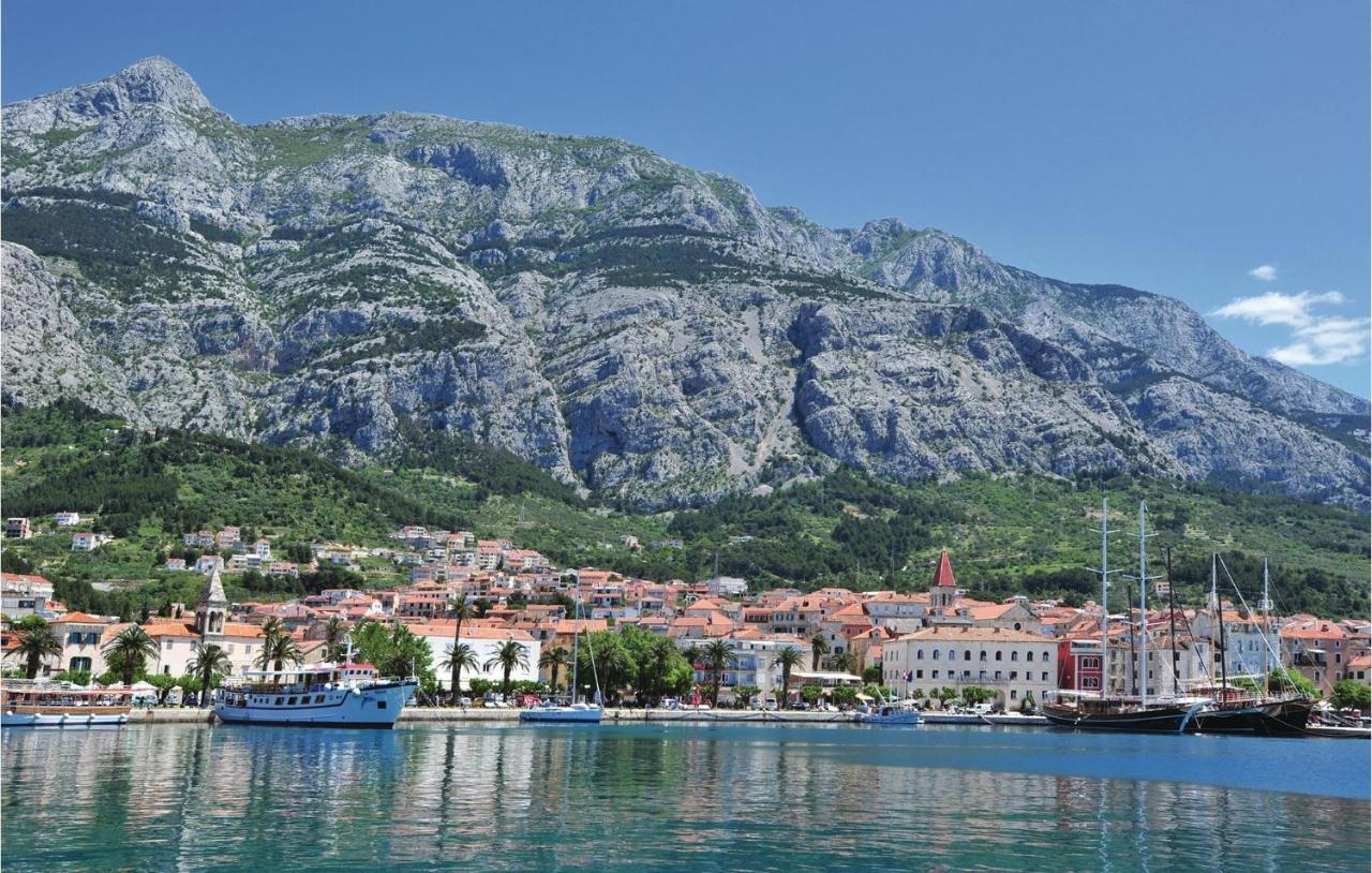 2 Bedroom Cozy Apartment In Makarska Exterior foto