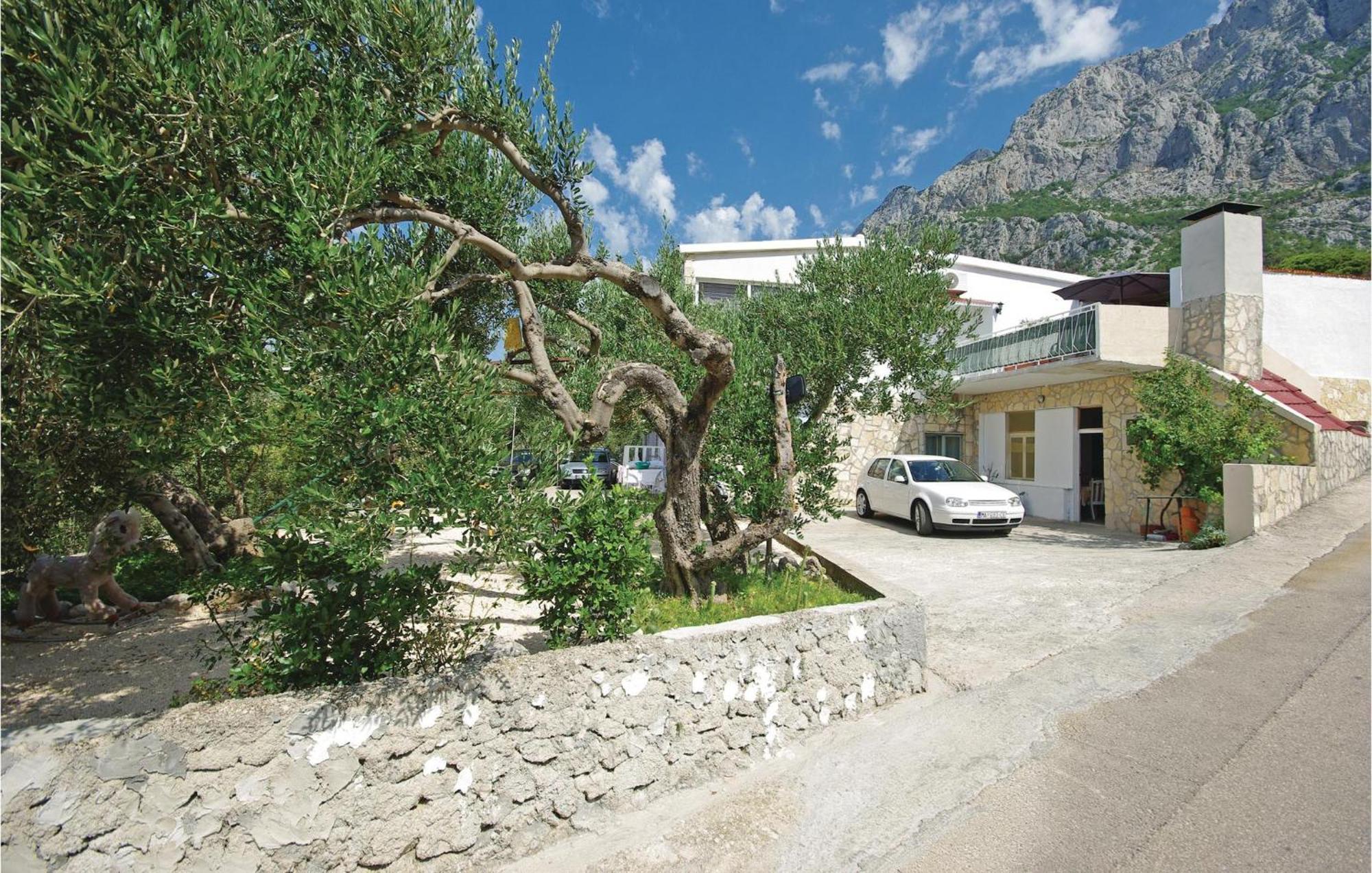 2 Bedroom Cozy Apartment In Makarska Exterior foto