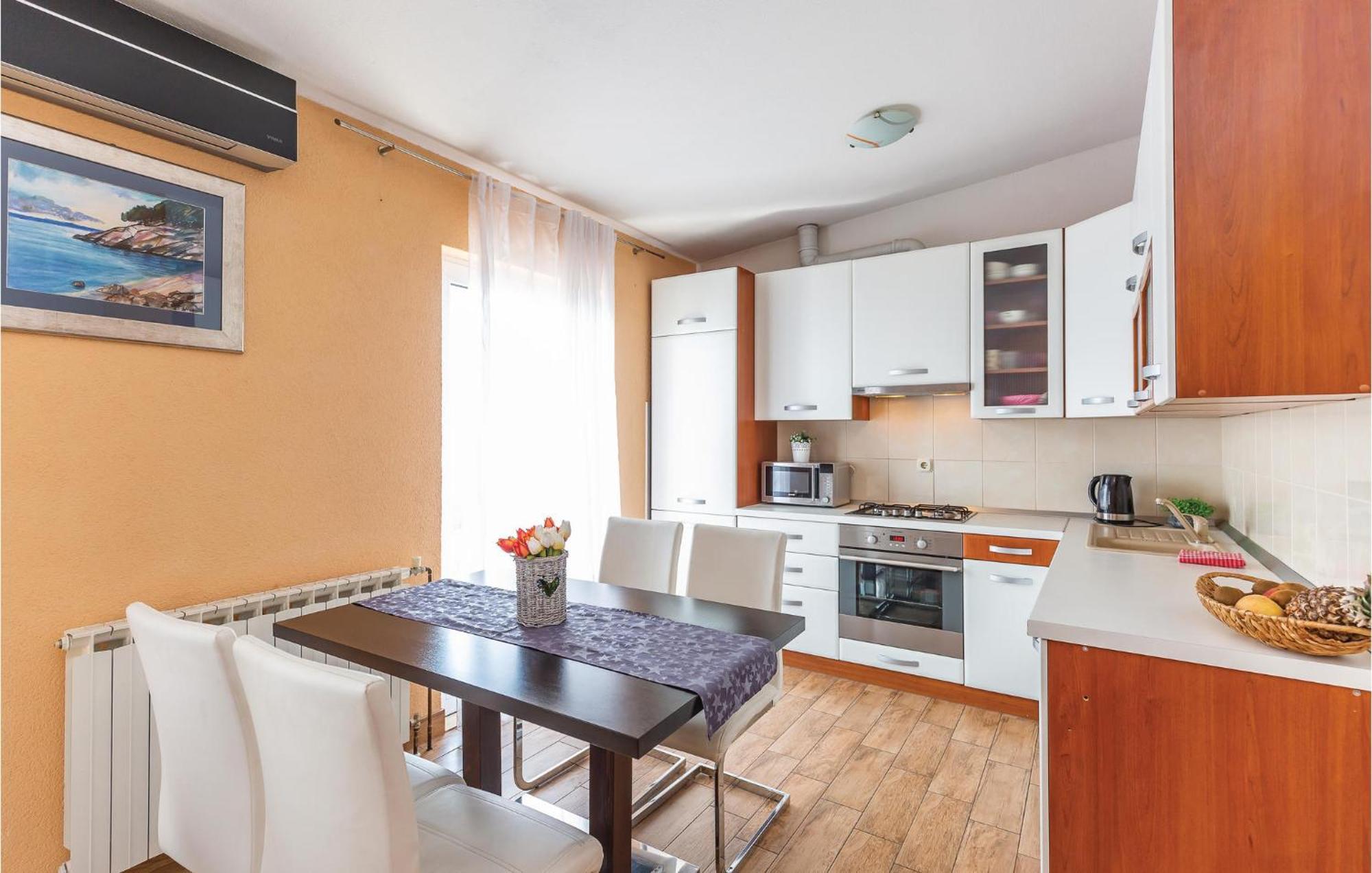 2 Bedroom Cozy Apartment In Makarska Exterior foto