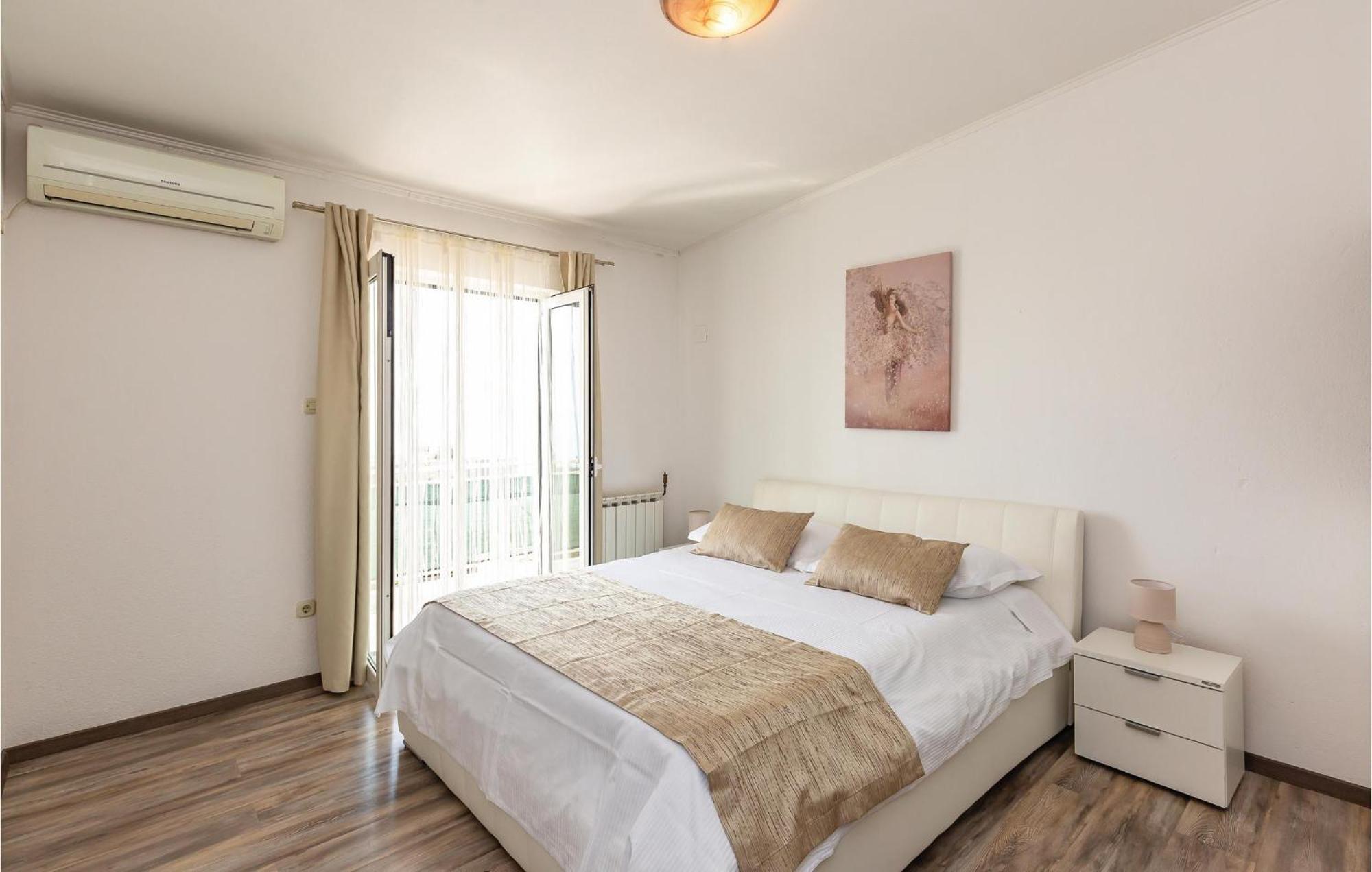 2 Bedroom Cozy Apartment In Makarska Exterior foto
