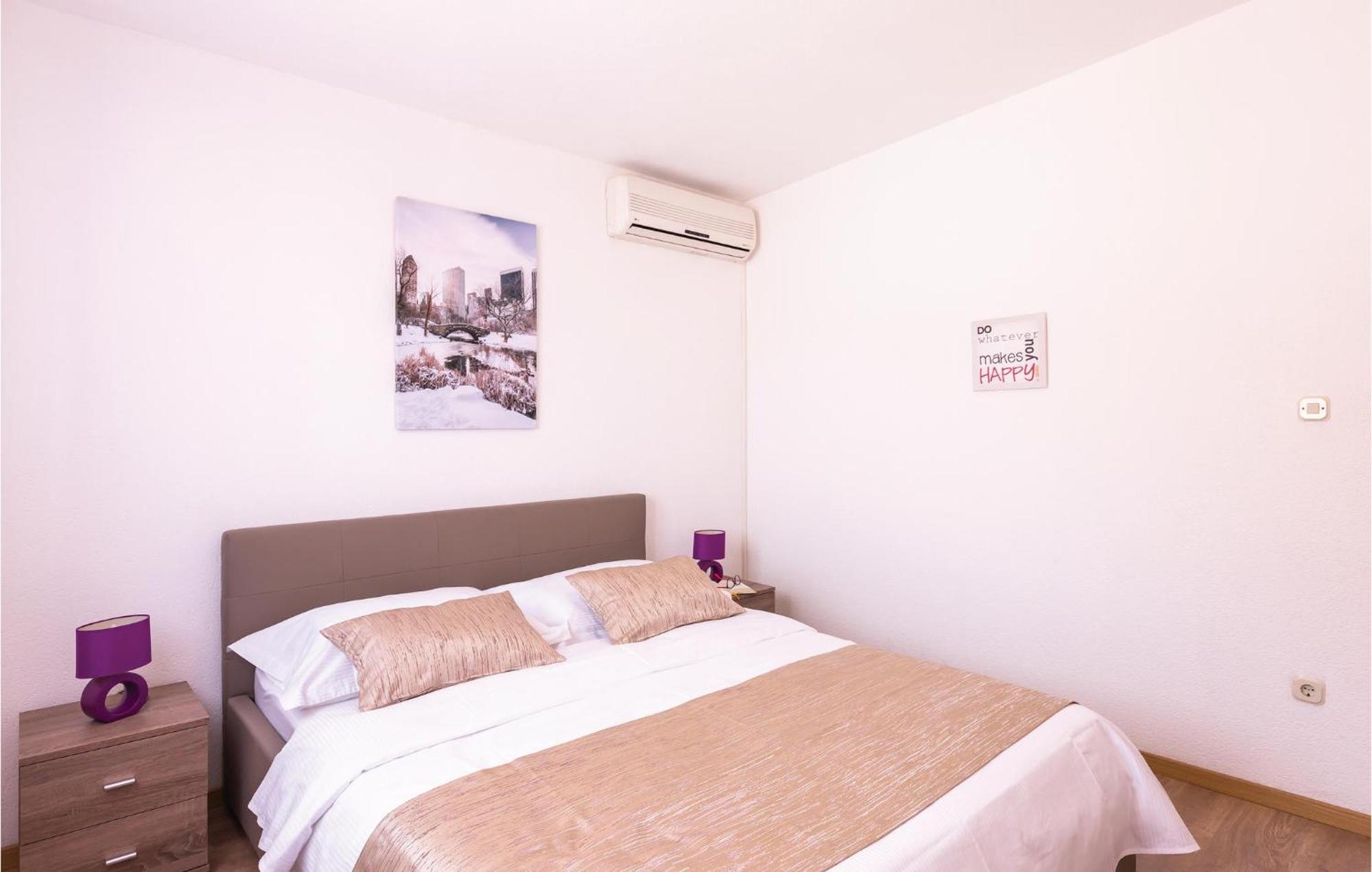 2 Bedroom Cozy Apartment In Makarska Exterior foto