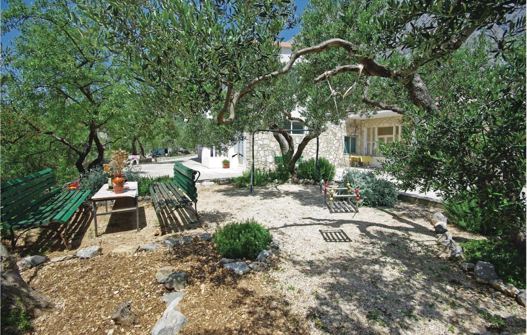 2 Bedroom Cozy Apartment In Makarska Exterior foto