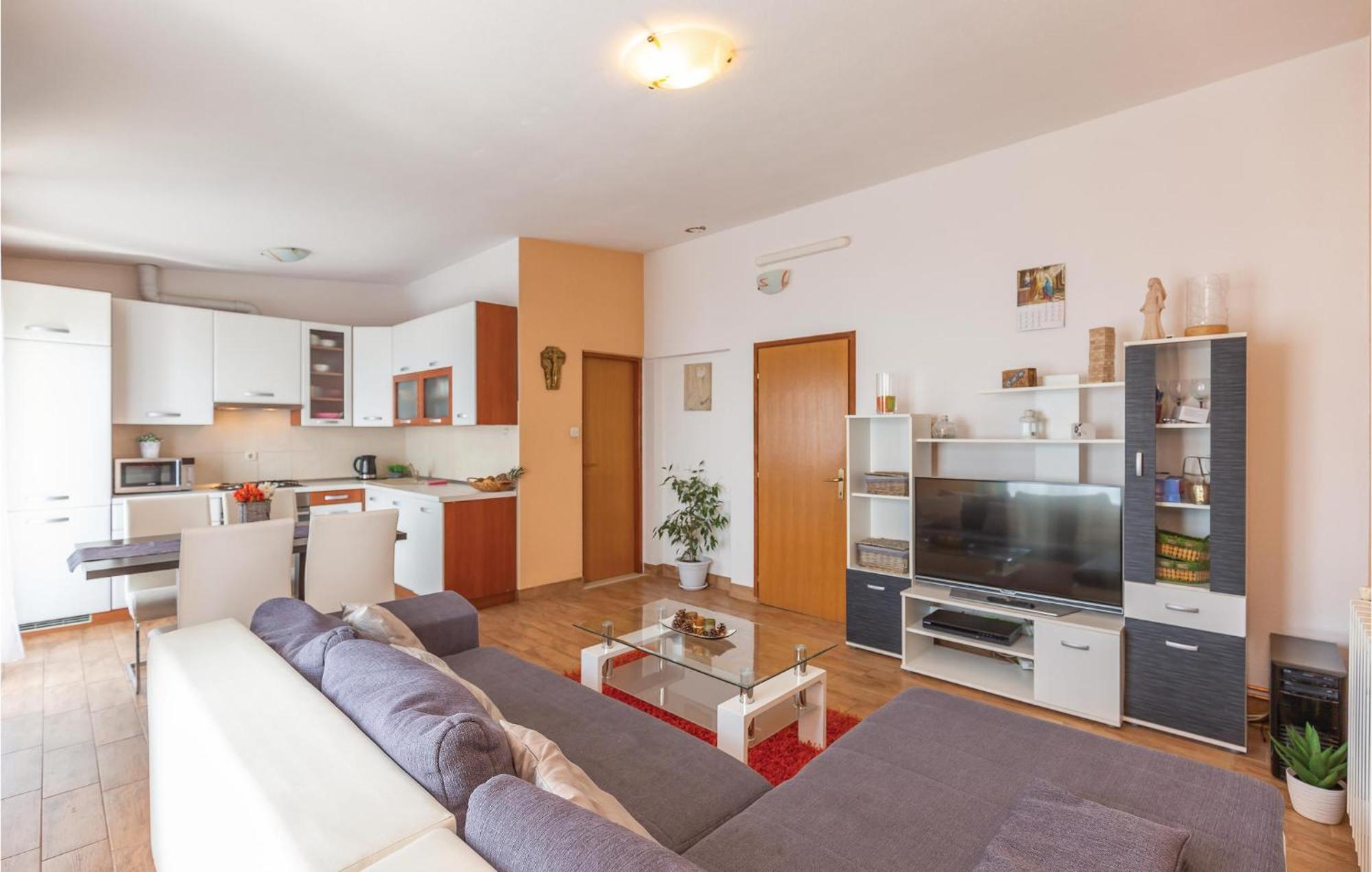 2 Bedroom Cozy Apartment In Makarska Exterior foto