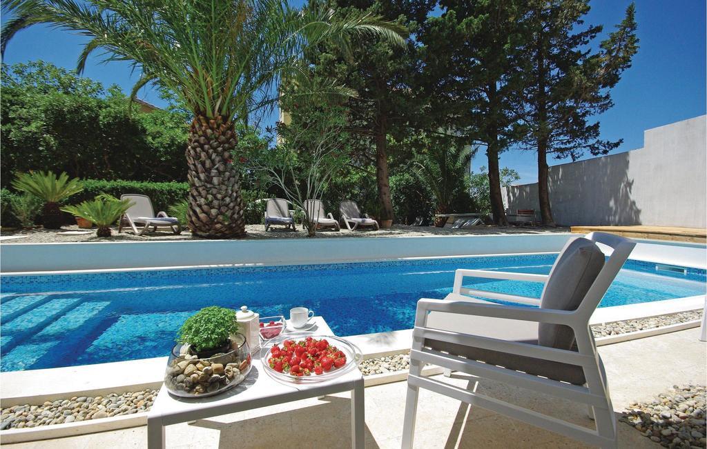 2 Bedroom Cozy Apartment In Makarska Exterior foto