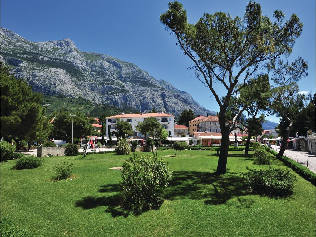 2 Bedroom Cozy Apartment In Makarska Exterior foto