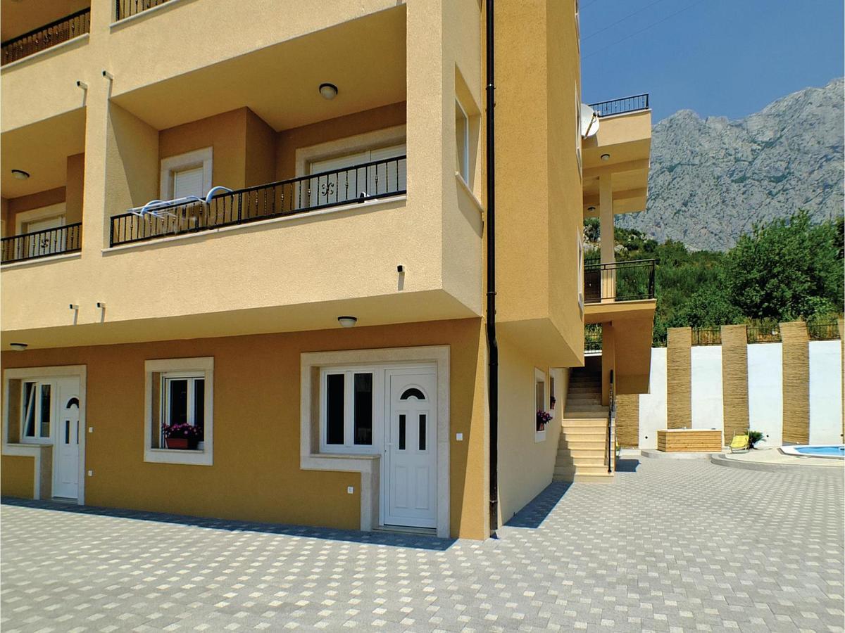 2 Bedroom Cozy Apartment In Makarska Exterior foto