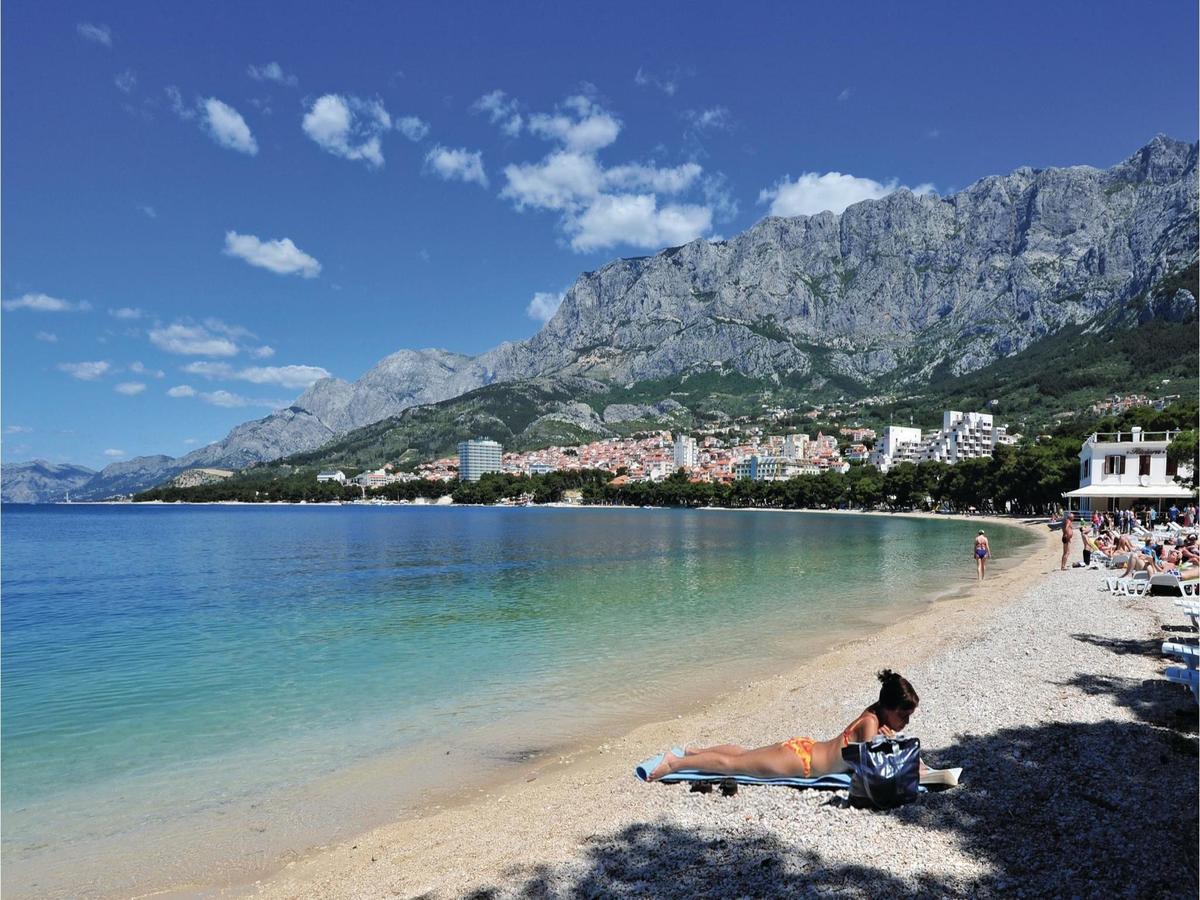2 Bedroom Cozy Apartment In Makarska Exterior foto