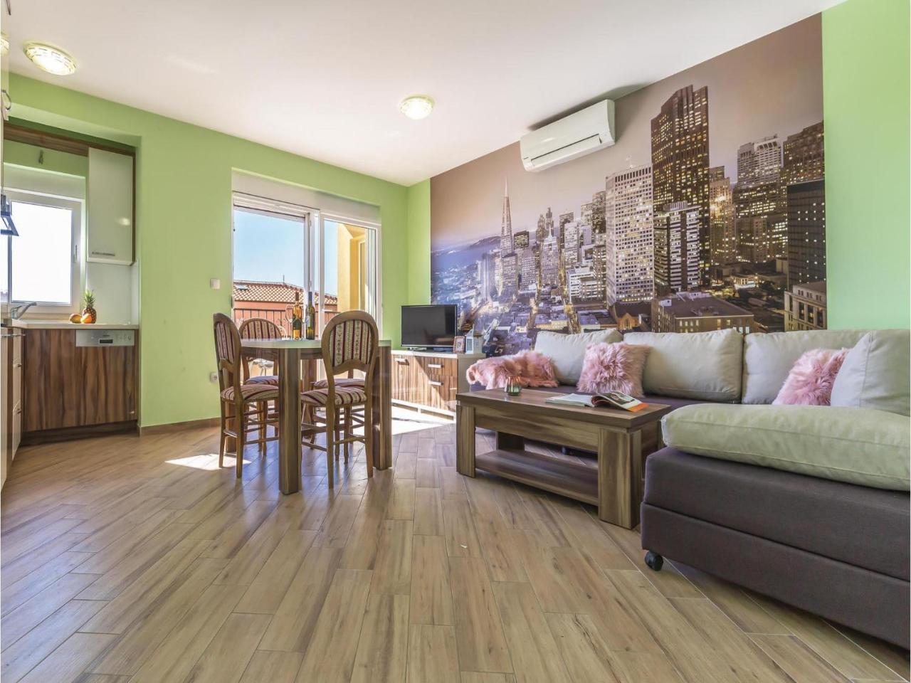 2 Bedroom Cozy Apartment In Makarska Exterior foto