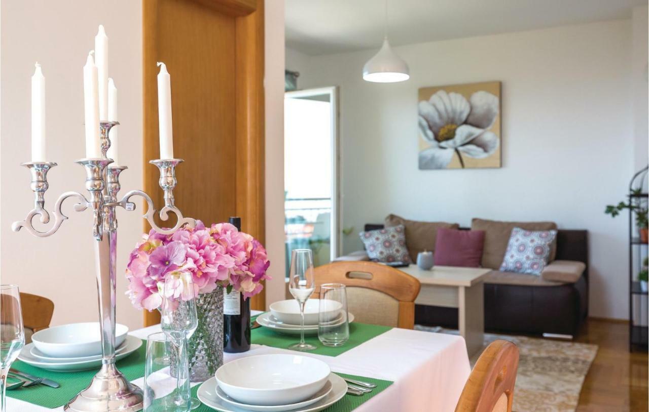 2 Bedroom Cozy Apartment In Makarska Exterior foto