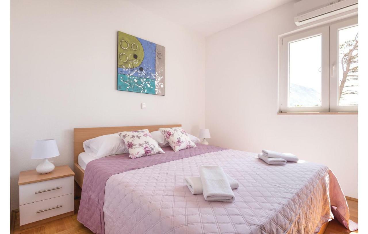 2 Bedroom Cozy Apartment In Makarska Exterior foto