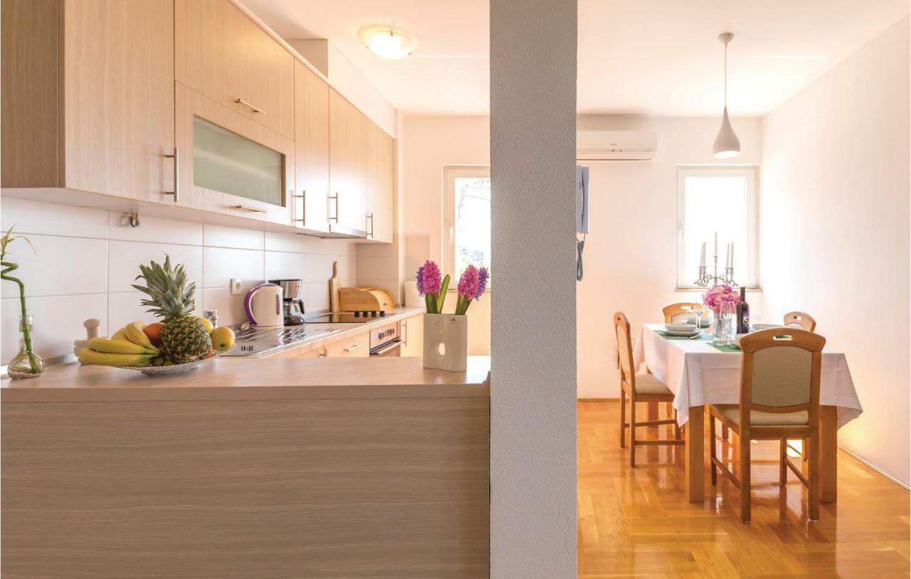 2 Bedroom Cozy Apartment In Makarska Exterior foto