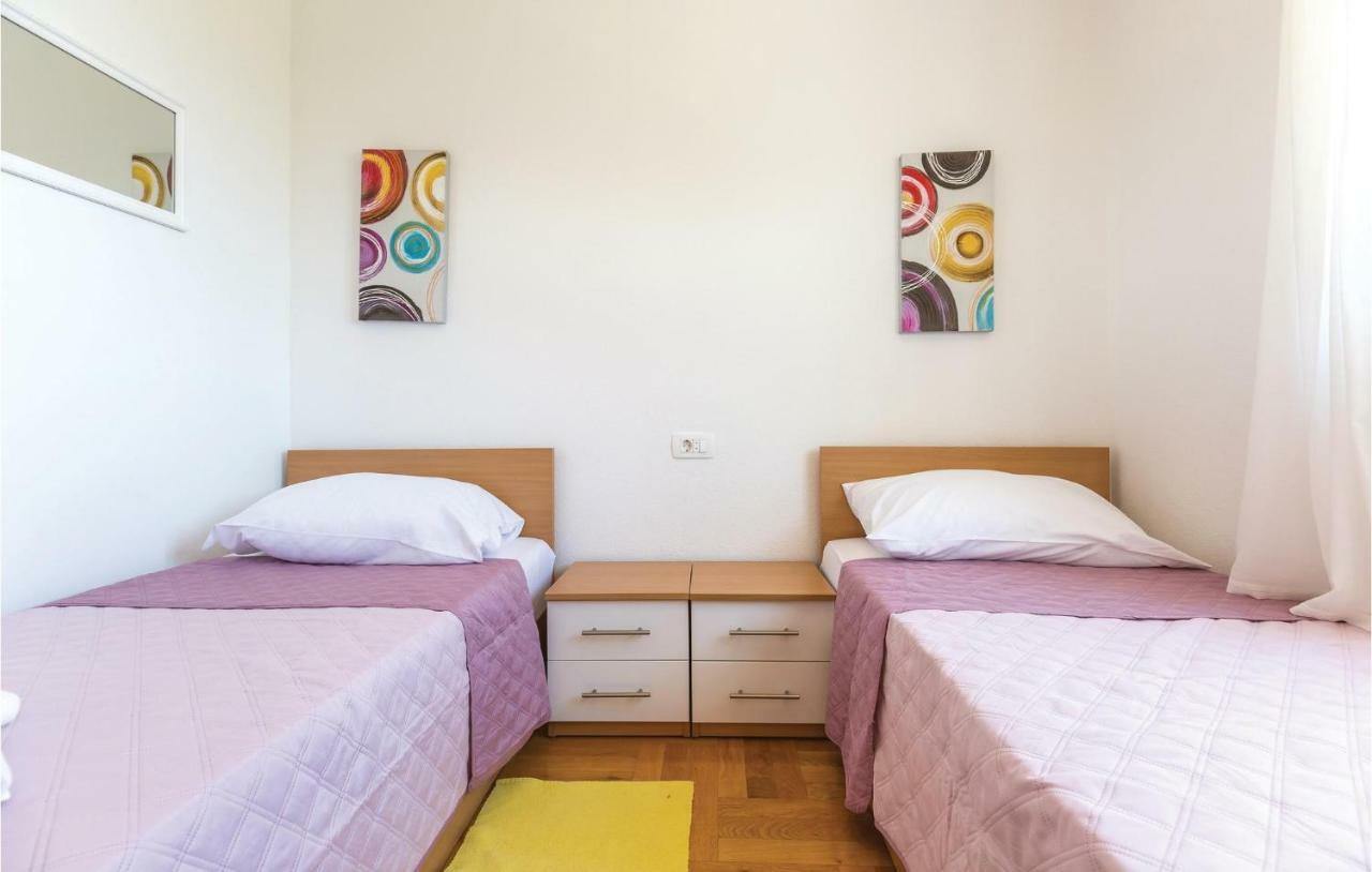 2 Bedroom Cozy Apartment In Makarska Exterior foto