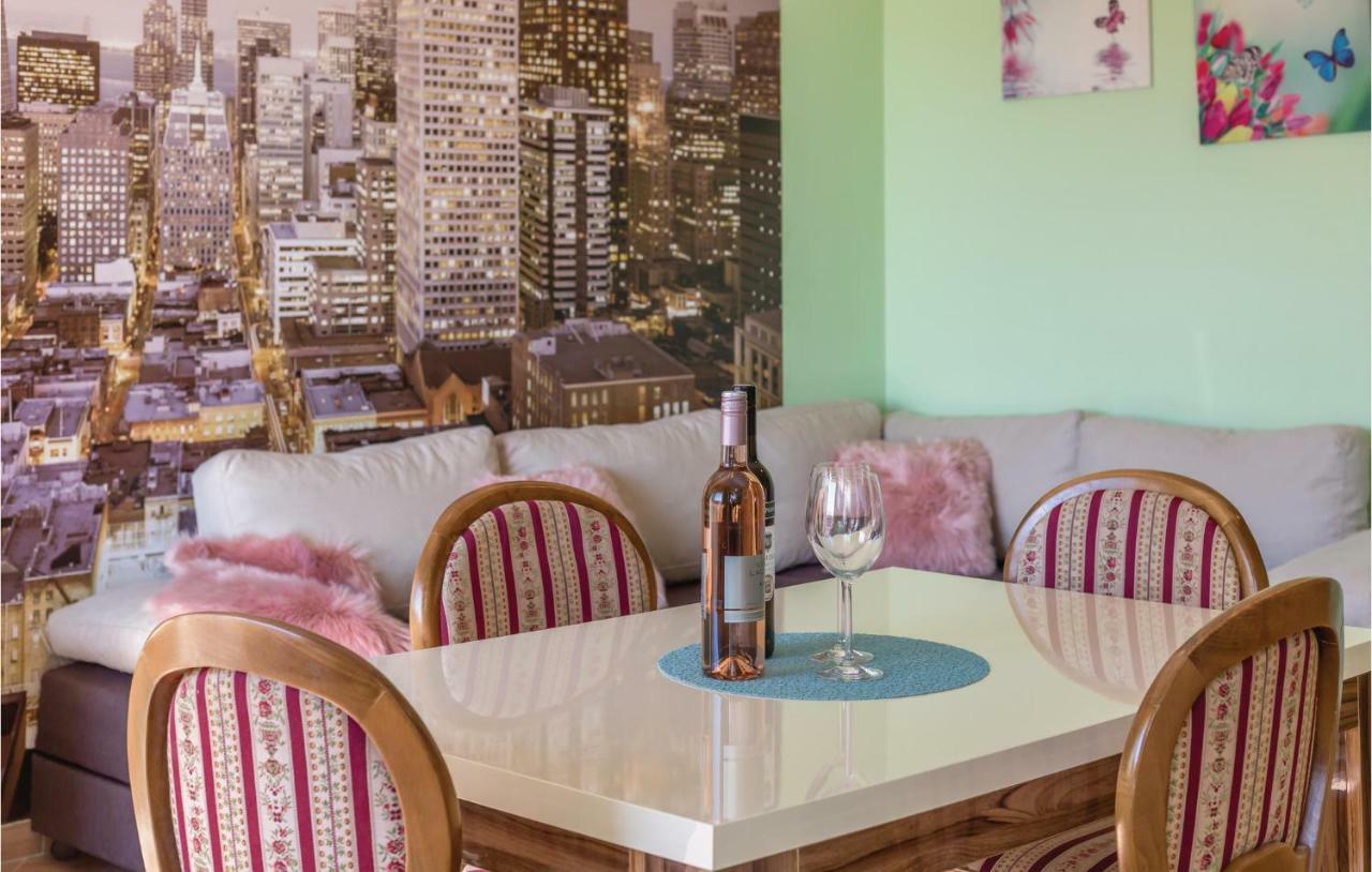 2 Bedroom Cozy Apartment In Makarska Exterior foto