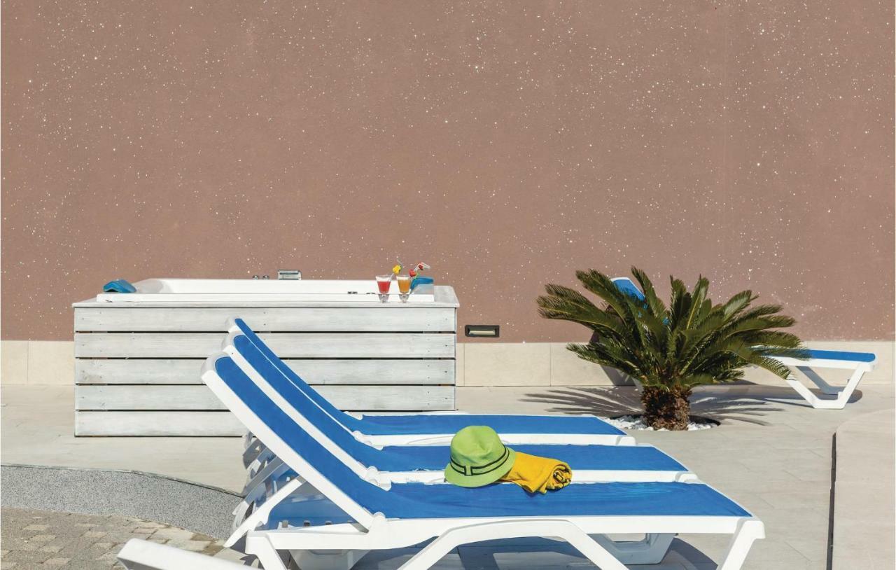 2 Bedroom Cozy Apartment In Makarska Exterior foto