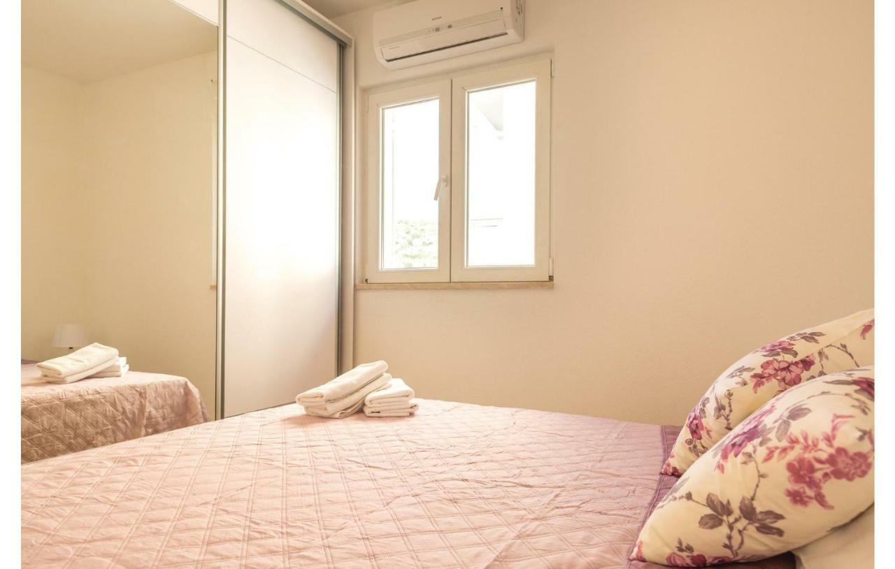 2 Bedroom Cozy Apartment In Makarska Exterior foto