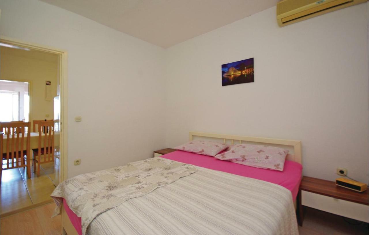 2 Bedroom Cozy Apartment In Makarska Exterior foto